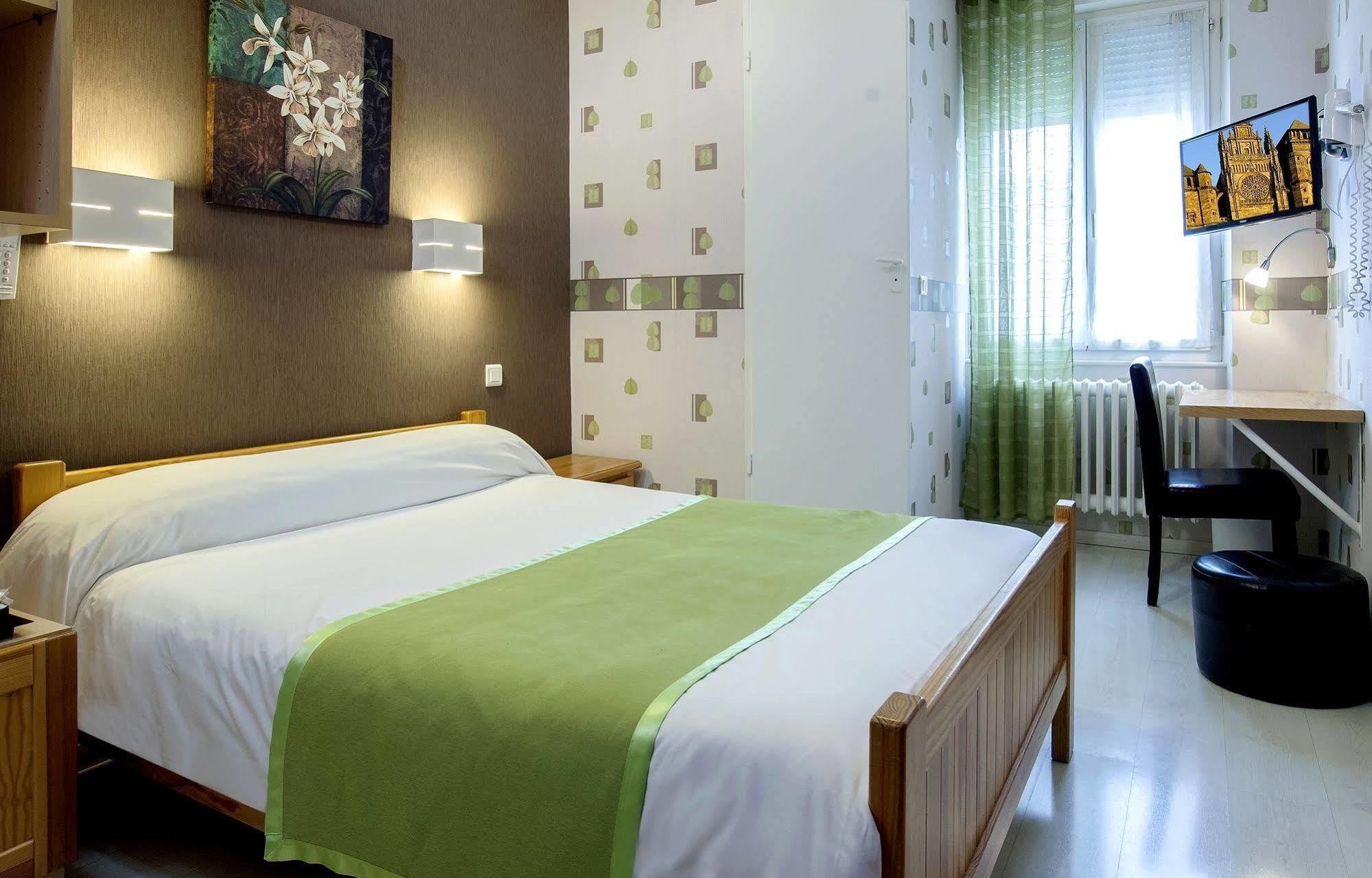 Logis Hotel Restaurant Cazes Arazat Laissac Ngoại thất bức ảnh